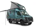 Turkusowy kamper Hymer Venture S z rozkładanym dachem i panelami słonecznymi, gotowy na przygodę.
