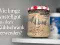 Ein Glas mit Sauerteig, bereit, um das Anstellgut aus dem Kühlschrank zu verwenden.