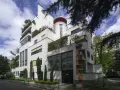 La rue Mallet Stevens, une icône de l'architecture moderne, se dévoile sous un ciel bleu. Ses lignes épurées et ses terrasses végétalisées invitent à la contemplation.