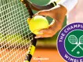 Dłoń trzyma piłkę tenisową przy rakiecie. Logo Wimbledonu sugeruje, gdzie oglądać emocjonujące mecze.