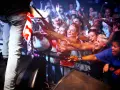 Begeisterte Fans, die nach ihrem Idol greifen – so sehen sie aus, die Groupies, die die Energie eines Konzerts spüren.