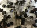 Mnóstwo czarnych tranzystorów 2N3905, każdy z trzema nóżkami. To właśnie tranzystor co to jest, mały, ale ważny element elektroniczny.