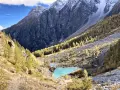 Magnifique lac turquoise au cœur d'une vallée alpine aux couleurs d'automne, parfait pour un tour des Écrins 10 jours.