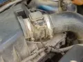 Debimetro sporco nel vano motore. Se il debimetro non funziona, potresti notare problemi di prestazioni.