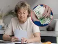 Kobieta z okularami liczy pieniądze, analizując swoje emerytury czerwcowe. Co dalej z finansami?
