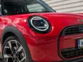 Czerwony Mini Cooper z nowoczesnymi światłami LED. Zastanawiasz się, ile pali ten model?