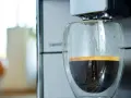 Świeżo zaparzona kawa w szklance. Czas na mycie zębów po kawie, by zachować biel uśmiechu.