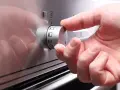 Ein Finger dreht am Drehregler, um die Heizart für den Backofen einzustellen. So funktioniert ein Backofen: Wahl der richtigen Funktion.