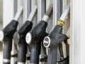 Dysze na stacji paliw. Jedna z nich wyraźnie oznaczona jako "Diesel", wskazująca na rodzaj paliwa.