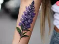 Un tatuaje de lavanda en el brazo, simbolizando serenidad y devoción.