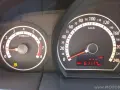 Armaturenbrett mit Tachometer und Drehzahlmesser. Die ESP-Leuchte ist an, was auf eine mögliche Bedeutung für die Fahrstabilität hinweist.