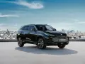Czarny MG HS Hybrid+ na tle miasta. Nowoczesny SUV z napędem hybrydowym gotowy na miejskie wyzwania.