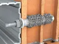 Kotwa chemiczna w otworze w cegle, mocująca profil aluminiowy.