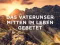 Majestätische Berge im Sonnenuntergang, mit dem Text "Das Vaterunser mitten im Leben gebetet".