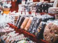 Słodkości na straganie: pierniki, czekoladowe batoniki z migdałami i kandyzowanymi owocami. Idealne, co przywieźć z Austrii do jedzenia.