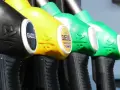 Pompe di benzina: nero per gasolio, giallo per Super Diesel, verdi per benzina. Un'immagine che mostra il passaggio da metano a benzina, con diverse opzioni di carburante.