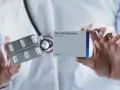 Lekarz prezentuje opakowanie leku Dexamethasone 2 mg oraz blister z tabletkami.