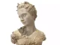 Buste en terre cuite d'une jeune femme couronnée de fleurs, œuvre d'un sculpteur français.