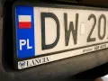 Tablica rejestracyjna z napisem "DW 209" i flagą Polski. Zsd rejestracja Lancia z Wrocławia.