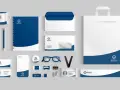 Zestaw materiałów biurowych: kubek, notes, koperty, torba, wizytówki, etui na telefon, identyfikator, pendrive. To jest mockup co to jest.