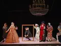 Actores en escena, uno dentro de un marco dorado, como en el retablo de las maravillas resumen.