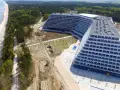 Nowy hotel Gołębiewski w Mielnie, tuż przy morzu, z widokiem na plażę i las.