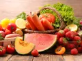 Frutas y verduras frescas, como tomates, fresas y zanahorias, ricas en licopeno que es un antioxidante.