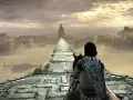 Un guerrero a caballo avanza por un puente antiguo hacia una torre lejana. Una escena épica de Shadow of the Colossus, guía para la aventura.