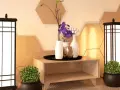 Ideas para como adornar una mesa de salon: dos lámparas, plantas, jarrones con flores y un detalle metálico sobre un mueble de madera.