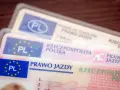 Kilka polskich praw jazdy w etui. Zastanawiasz się, na ile traci się prawo jazdy za punkty?