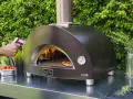 Jakie drewno do pieca do pizzy? Odkryj najlepsze gatunki dla smaku