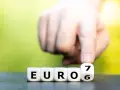 Dłoń przesuwa kostkę z cyfrą 7, tworząc napis "EURO 6".