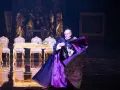 Aktor w purpurowej pelerynie, w teatralnej scenografii, budzi pytanie: misterium co to?