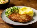 Chrupiące schabowe z airfryer, podane z purée ziemniaczanym i surówką. Pyszny obiad gotowy w mgnieniu oka!