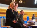 Uśmiechnięta wokalistka, która śpiewa w "Jaka to melodia", siedzi obok pianistów na scenie.