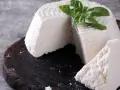 Świeża ricotta z bazylią na ciemnej desce. Idealna do lekkich posiłków, dbając o ricotta kcal.