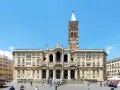 Bazylika Santa Maria Maggiore w Rzymie, z charakterystyczną wieżą zegarową, w słoneczny dzień.