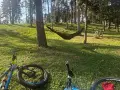 Relaks po przejażdżce po trasach rowerowych okolic Warszawy. Hamak i rowery czekają na odpoczynek w lesie.