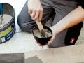 Przygotowanie masy do klejenia. Oto jak położyć linoleum na deski, mieszając klej.