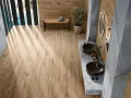 Baño moderno con suelo de imitación madera. Las lamas de madera se colocan en la dirección que amplía visualmente el espacio, creando una sensación de continuidad.