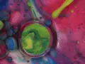 Peinture acrylique et liquide vaisselle créant des bulles colorées et des tourbillons abstraits, un univers visuel vibrant et mouvant.