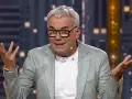 Kto prowadził "Jaka to melodia"? To Hubert Urbański, znany prezenter, w jasnej marynarce i okularach, z gestykulacją.