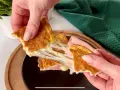 Rozciągający się ser w omlecie low carb z szynką. Idealny na szybkie śniadanie.