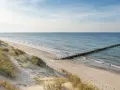 Piękne, piaszczyste plaże i spokojne morze. Idealne miejsce na wakacje nad Bałtykiem, gdzie można odpocząć od zgiełku.
