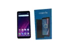 Smartfon Alcatel 1 B z fioletową tapetą i ikonami aplikacji, obok niebieskie pudełko z tym samym modelem telefonu.