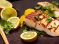 Grillowany halibut z cytryną i ziołami. Czy halibut jest zdrowy? Tak, to pyszne i zdrowe danie.