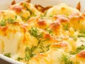 Coliflor al horno gratinada con queso y hierbas frescas. Un plato reconfortante y delicioso.