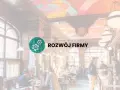 Wnętrze pubu z ludźmi przy stolikach i barze. Ikona i napis "Rozwój Firmy" sugerują, jak założyć drink bar.