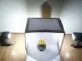 Słoik Marmite w domowym namiocie bezcieniowym DIY, oświetlony lampami błyskowymi.