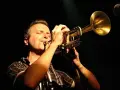 Muzyk gra na trąbce, zamykając oczy. Czy to synkopa co to? Muzyka jazzowa.